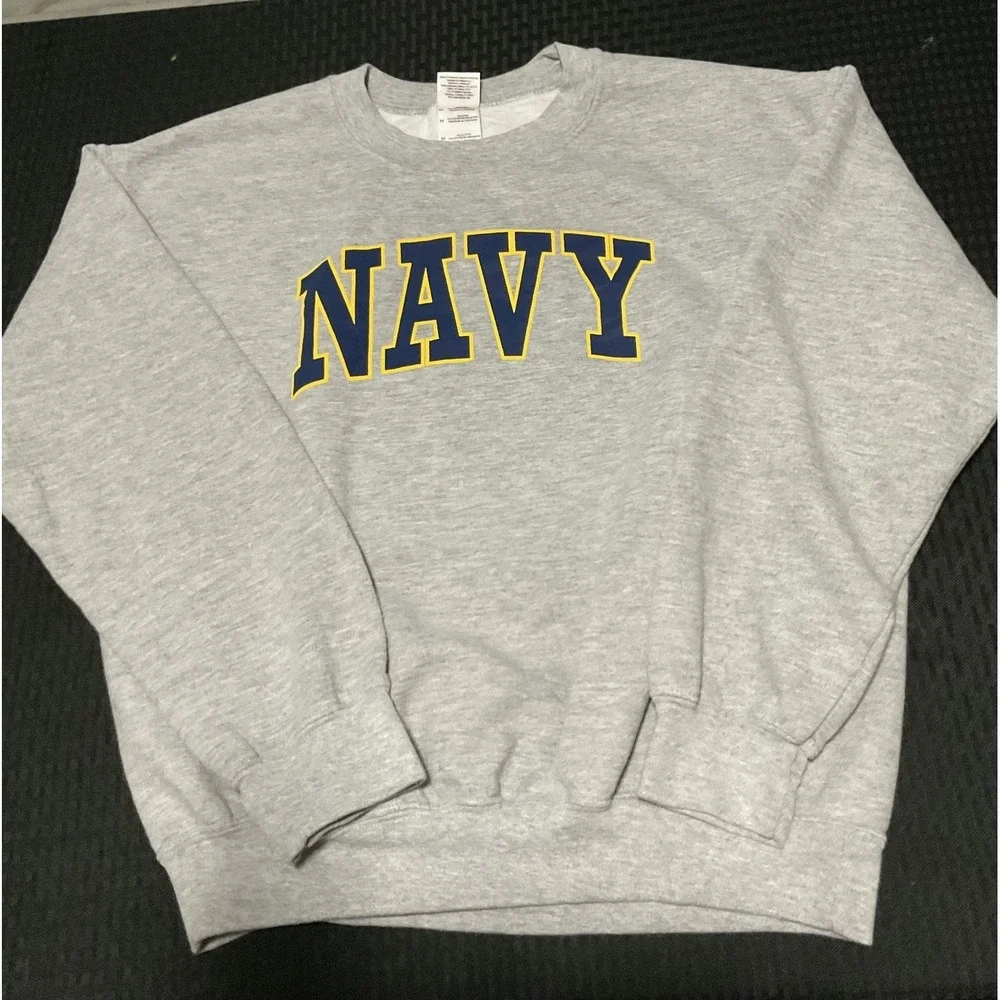 Gildan Sweatshirt Mens Medium Gray NAVY Graphic‎ Crewneck Fleece Pullover USA